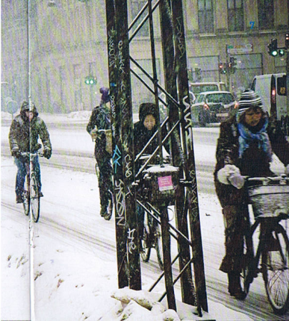 Tízből négyen kerékpárral. Ott sem meleg a hó (Kép: az EU Pont programfüzete).