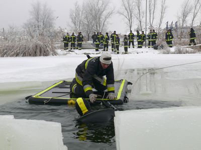 Jégrőlmentési gyakorlat a tűzoltóknál (forrás: szabolcsvonulas.hu)