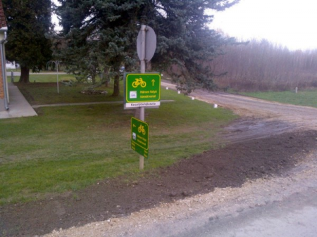 Visszakerültek a már-már elsiratott Három folyó-táblák is (Arató Csongor felvétele)